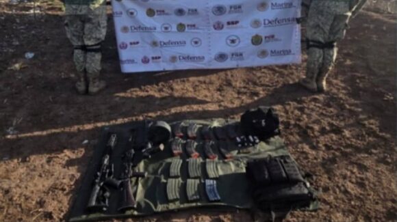 Una réplica de AK-47, vehículo con reporte de robo y equipo táctico fue asegurado en Navolato