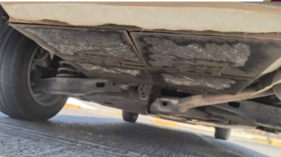 En Culiacán, aseguran auto con radios y aditamento para arrojar “ponchallantas”
