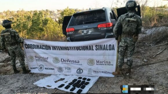 Aseguran camioneta blindada con cargadores y cartuchos en La Cruz de Elota