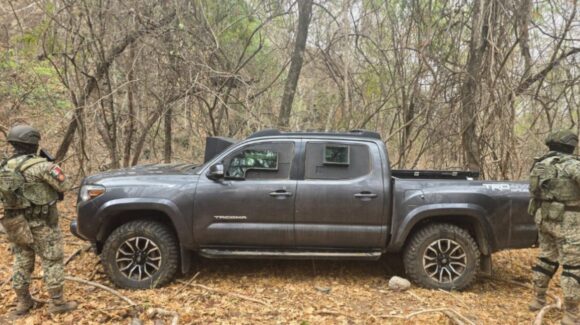 ¡Tacoma a prueba de balas! Aseguran camioneta blindada y municiones en Culiacán
