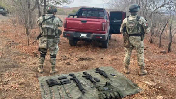 Aseguran camioneta con armamento en El Salado, en Culiacán