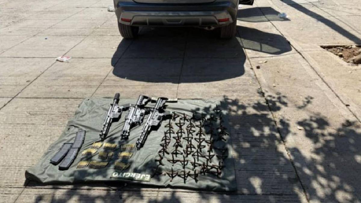 aseguran camioneta robada con armas