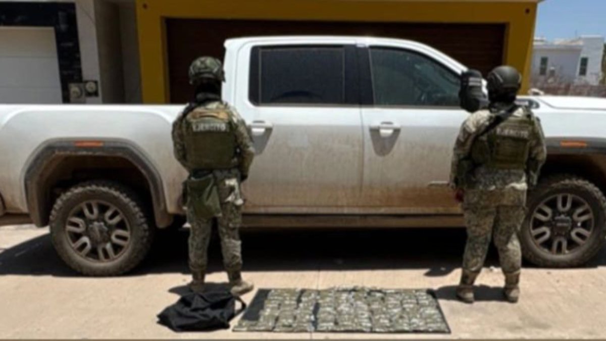 Militares aseguran una camioneta robada y dosis de droga en Culiacán