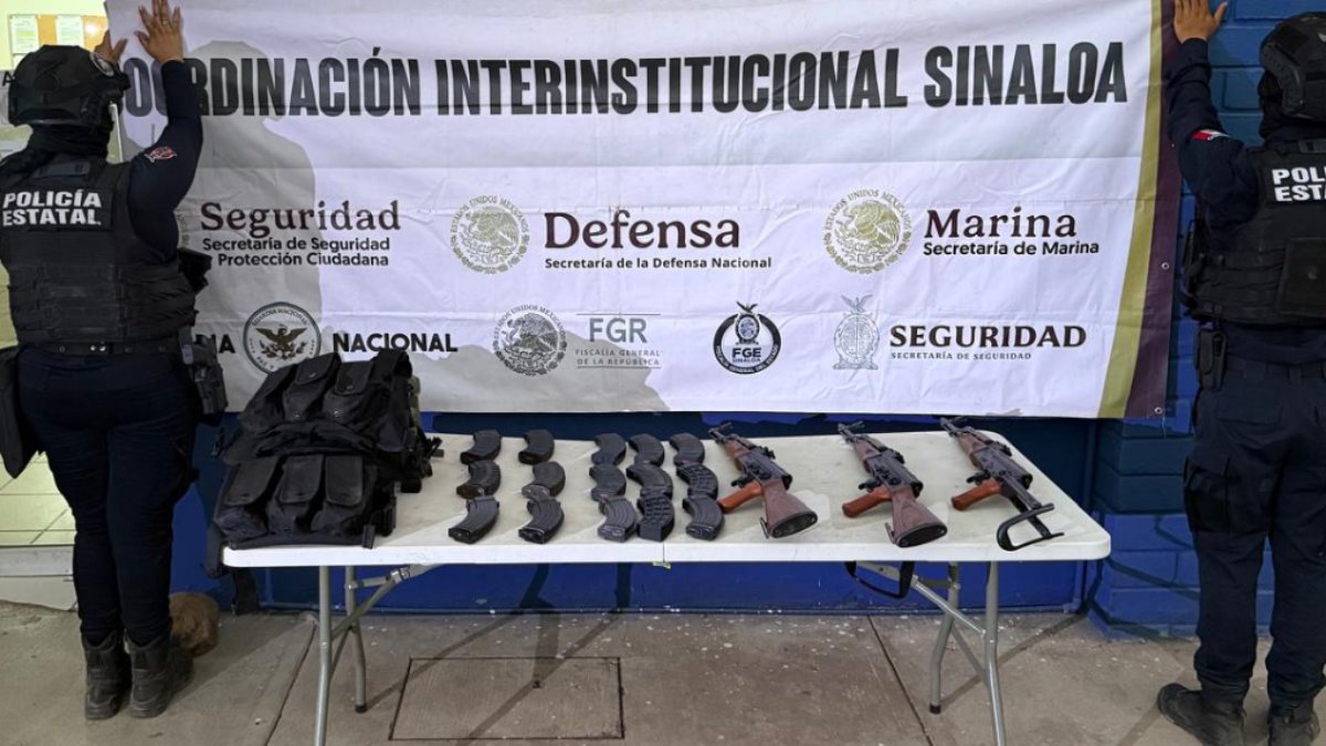 Aseguran carro con 3 AK-47 y aditamento para lanzar ponchallantas