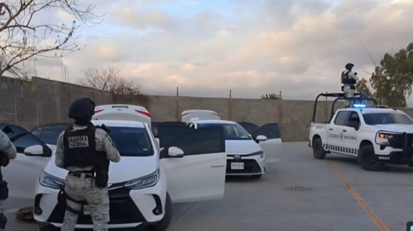 ¡Había un arsenal! Aseguran en la Esthela Ortiz, en Culiacán, dos vehículos robados, armas largas y equipo táctico