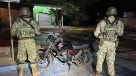 ¡Hubo disparos! En pleno centro de Navolato aseguran una moto, un arma corta y cartuchos