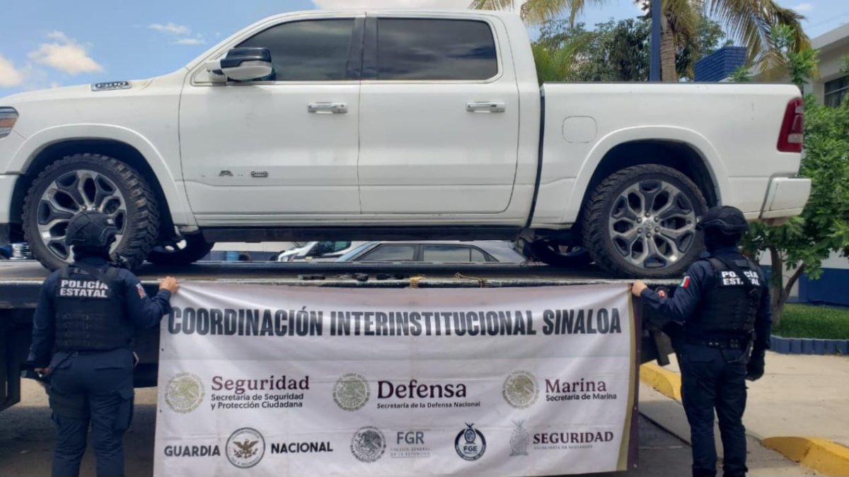 Aseguran una camioneta con cargadores y cartuchos al interior en Culiacán