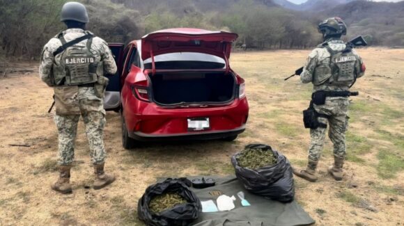 Tras persecución, aseguran en Culiacán un auto robado con municiones y droga