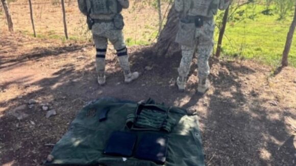 Aseguran un auto, un cargador, cartuchos y un chaleco antibalas en La Higuerita, Culiacán