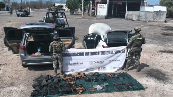 Al sur de Culiacán, autoridades aseguran vehículos robados, armamento, municiones, equipo táctico y droga