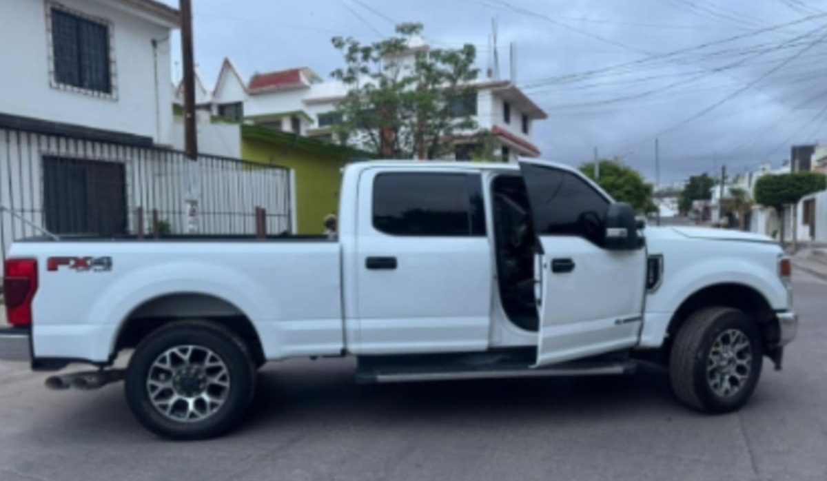 Aseguran vehículo blindado en la colonia Rosario Uzárraga, en Culiacán