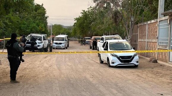 Localizan a dos hombres sin vida en El Guayabito, Tepuche junto a una camioneta quemada