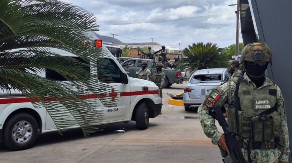 ¡Son padre e hijo! Ataque a balazos de carro a carro deja un muerto y un herido al sur de Culiacán