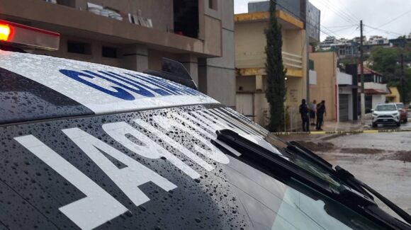 ¡Estaba barriendo el agua de lluvia de su cochera! Atacan a hombre a balazos en Culiacán