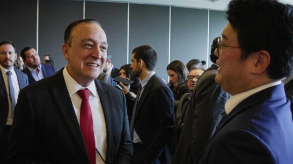 Atestigua Antonio Menéndez firma de acuerdo estratégico para Proyecto Pacífico Mexinol