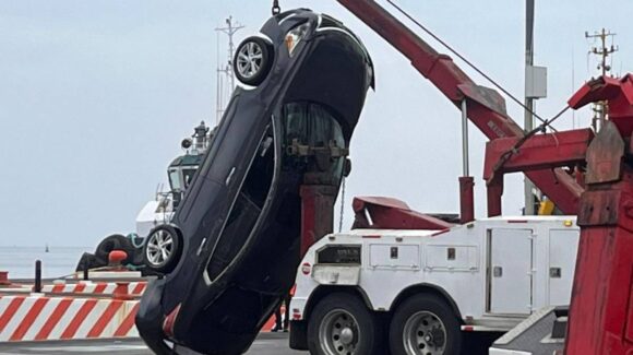 Auto cae al mar en el Centro Histórico de Veracruz; mueren dos personas