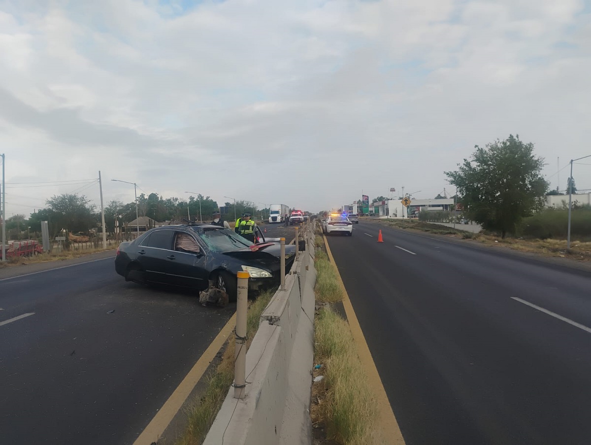 Localizan abandonado un vehículo que chocó contra el muro de contención de la México 15, en Guasave