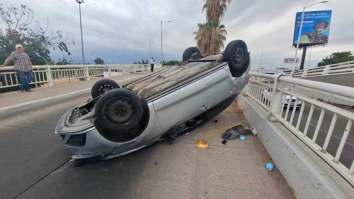 auto vuelva en el puente negro