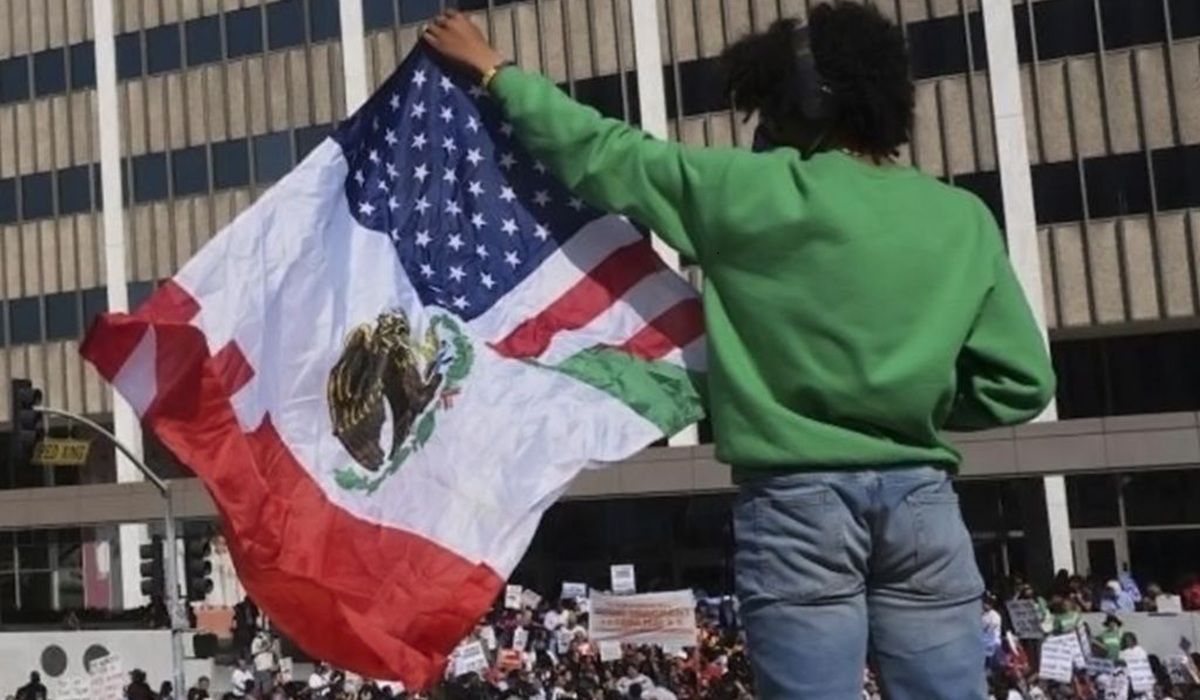 Bandera de México y Estados Unidos en redadas anti inmigrantes en Los Ángeles, California