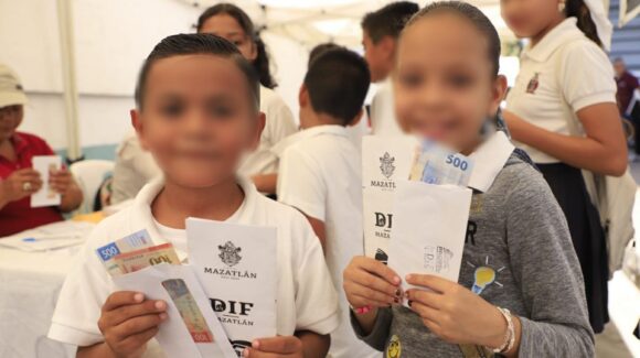 Refuerzan apoyo a la educación con entrega de becas PROBEC en Mazatlán