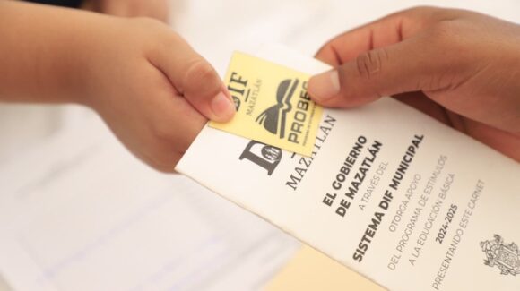 Entregan DIF Mazatlán y Gobierno Municipal 561 becas Probec a niños de primarias del puerto