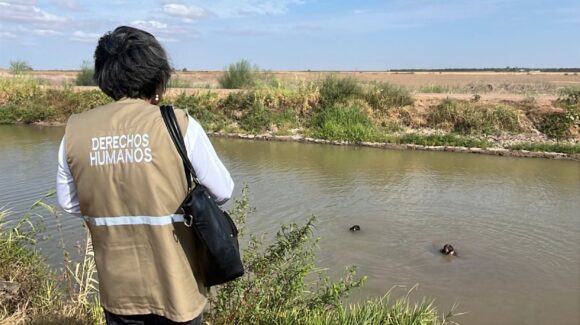 Con ayuda de buzos, rastreadoras localizan restos óseos en el Canal Alto, en Guasave