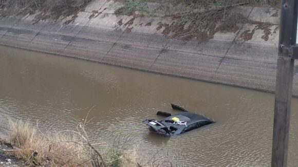 Cae automóvil al canal San Lorenzo, al sur de Culiacán