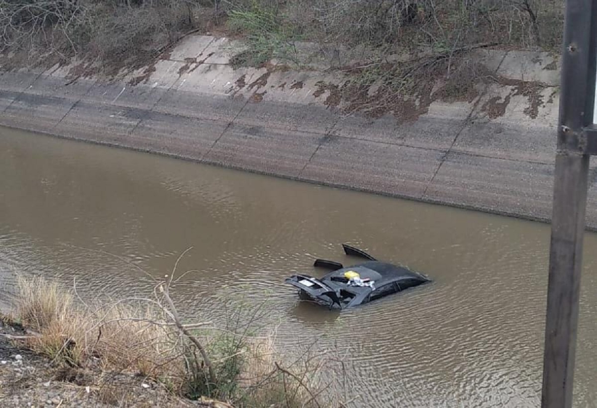 Cae automóvil al canal San Lorenzo, al sur de Culiacán