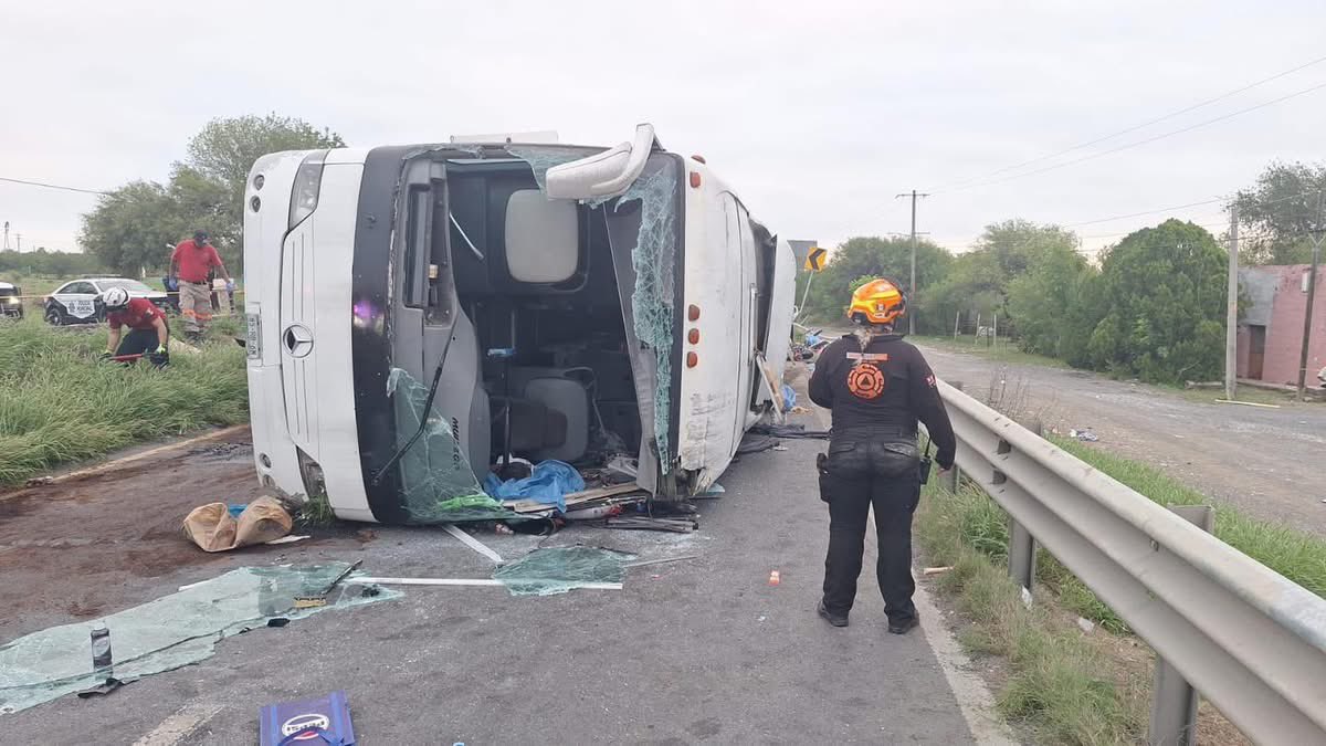 Camión volcado en Nuevo León