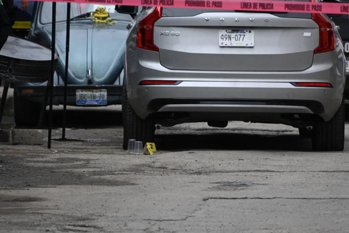 Camioneta en el lugar del asesinato de Lázaro Gambino