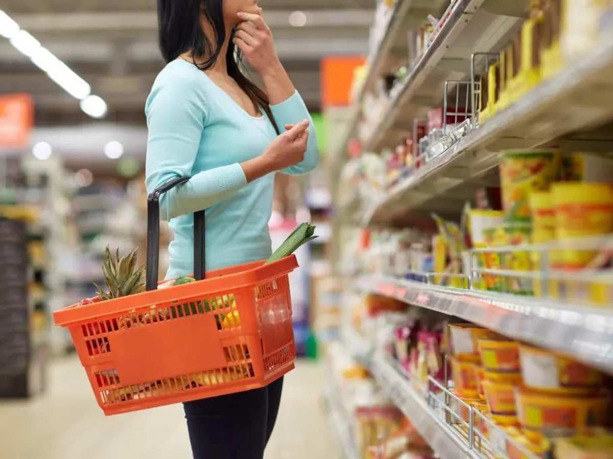 Mujer con canasta en supermercado