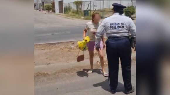 Captan pelea a golpes entre mujer y una agente de Tránsito en Alturas del Sur, Culiacán; esto informa la SSPyTM