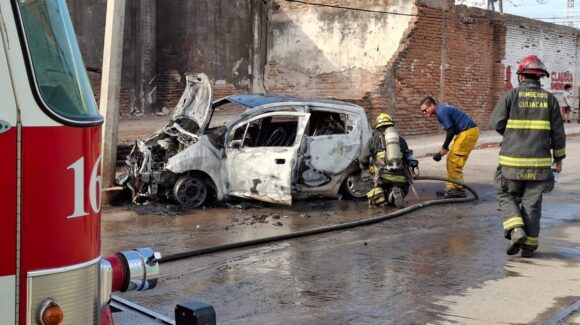 Conductor choca contra poste y su carro se incendia en la colonia El Vallado de Culiacán