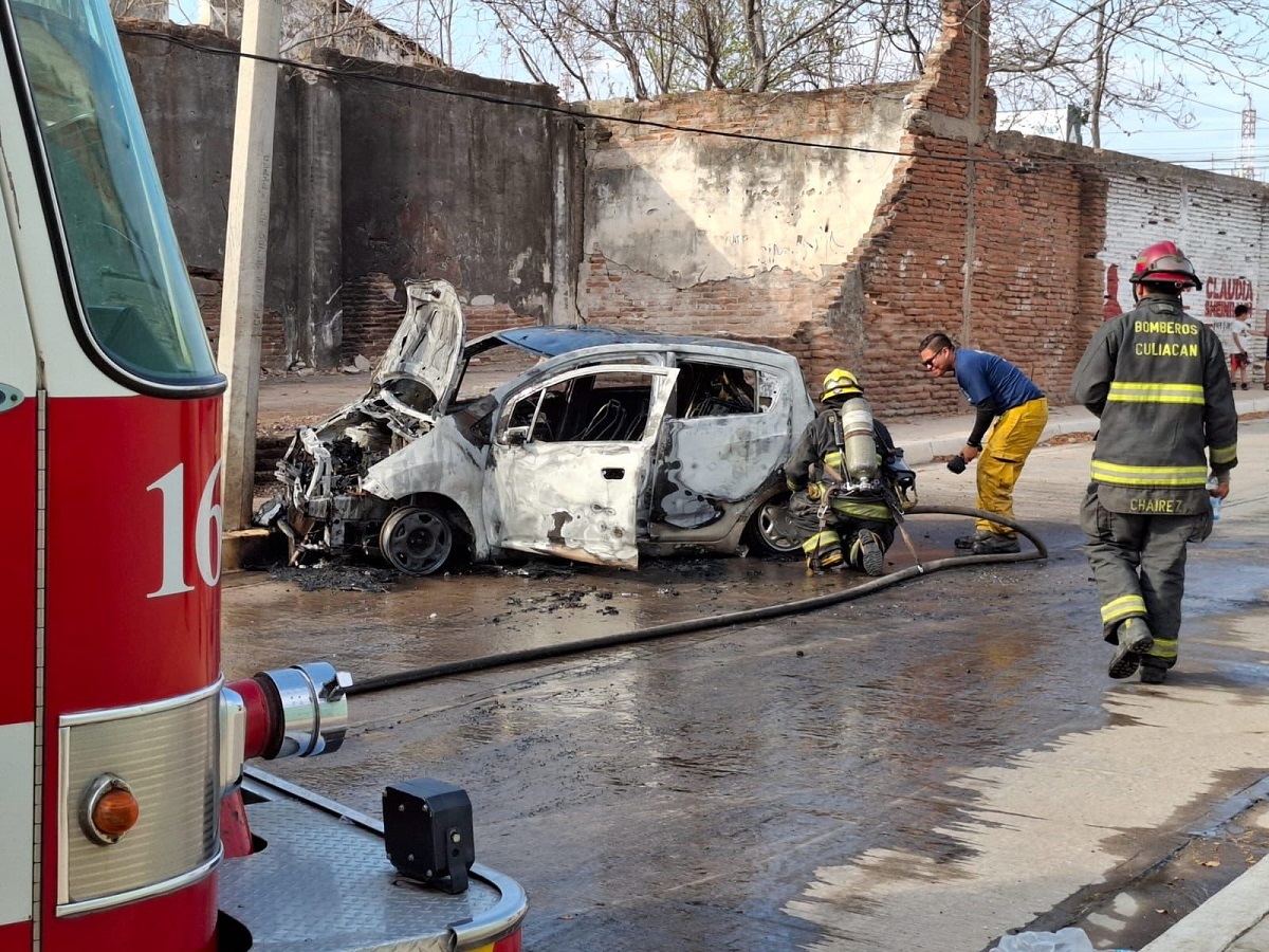 Conductor choca contra poste y su carro se incendia en la colonia El Vallado de Culiacán