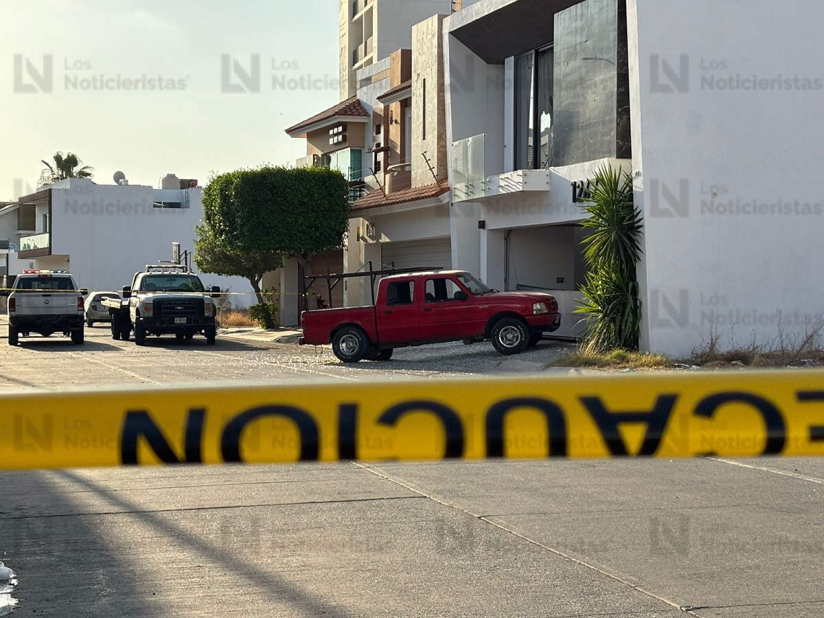 Balean y “revientan” domicilio de dos pisos en el sector Isla Musala de Culiacán