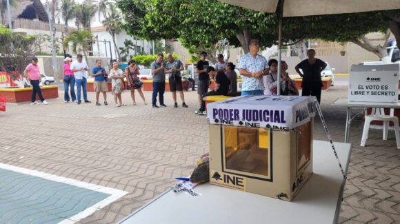 Turistas y locales acuden a votar en casilla especial ubicada en Zona Dorada de Mazatlán
