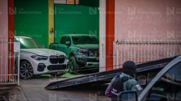 ¡Hay al menos cuatro vehículos de lujo al interior! Catean taller en la Miguel Hidalgo, en Culiacán