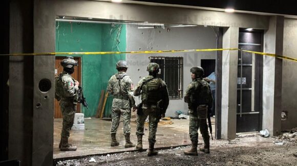 Catean casa ‘reventada’ en San Benito, Culiacán; aseguran dos vehículos, equipo táctico y municiones