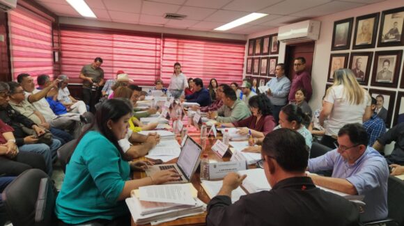 Mal olor de drenaje inunda Guasave; hoy les llegó un vactor reparado: alcaldesa