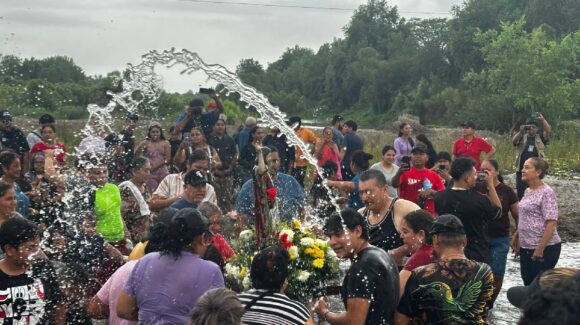 ¡A ritmo de banda y jicarazos! Bañan y celebran a San Juan en el río Presidio de Villa Unión, Mazatlán