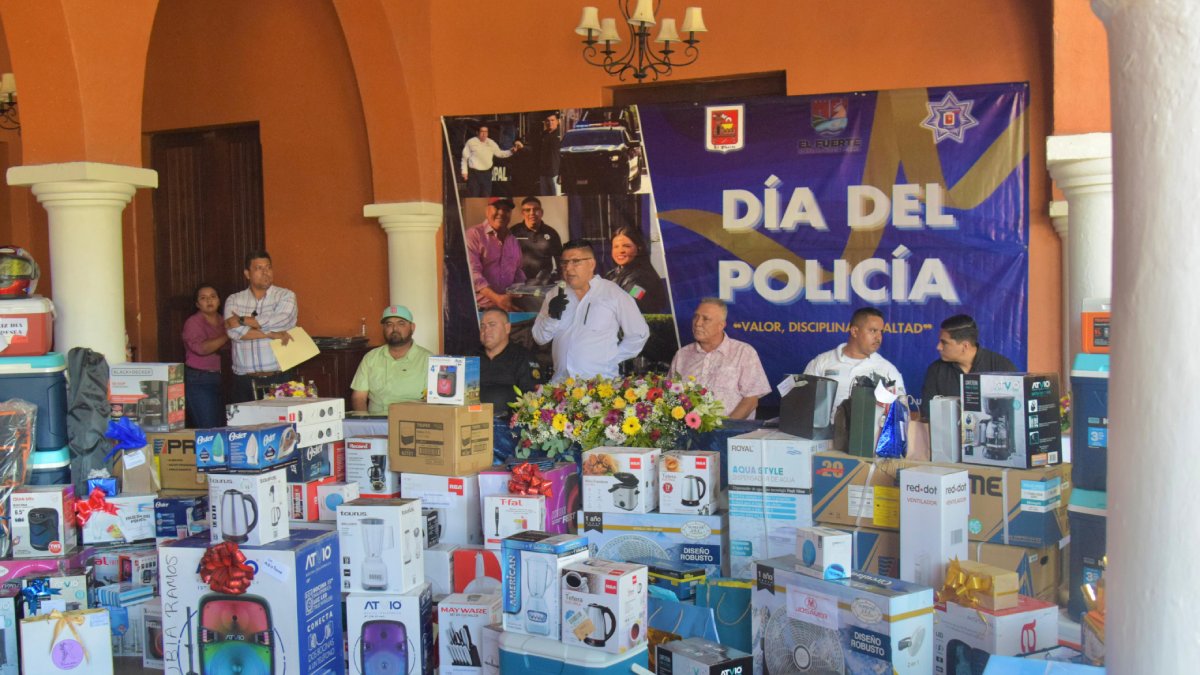 Celebran el Día del Policía en el El Fuerte
