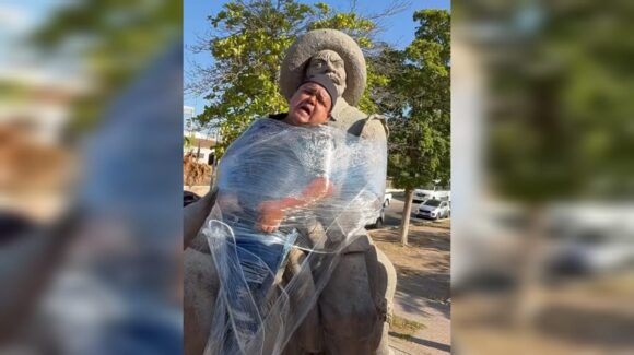 ¡Vaya broma! “Emplayan” al ‘Chapito de La Noria’ en el monumento de Don Quijote de Los Mochis
