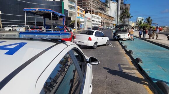 Accidente entre automóvil y pulmonía deja cuantiosos daños materiales en Mazatlán