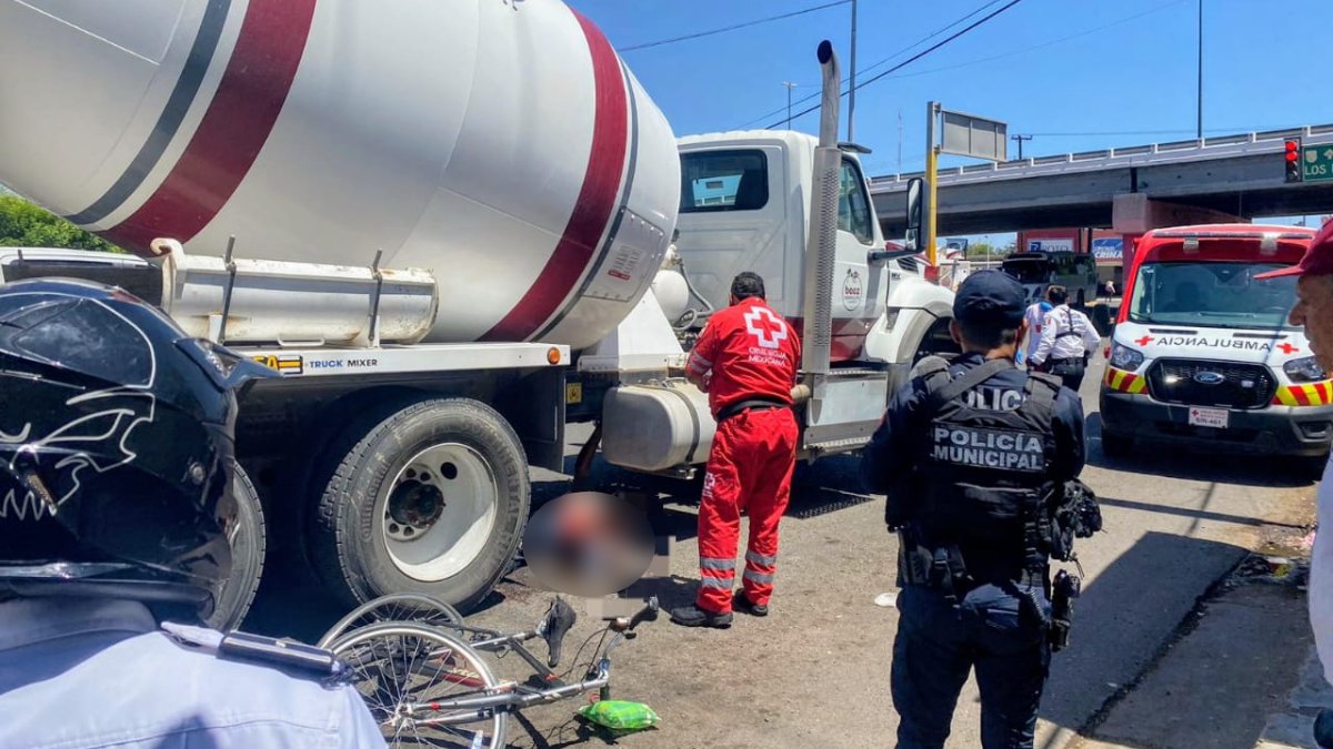 Chofer de revolvedora atropella a un ciclista en Guasave