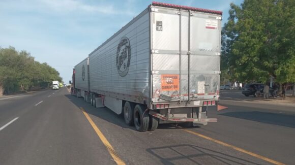 Chofer de Sprinter resulta lesionado al chocar con un tráiler sobre la México 15, en Guasave