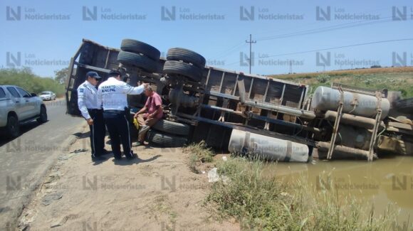 Chofer de tractocamión cae dentro de un canal del entronque Compuertas-México 15, en Ahome