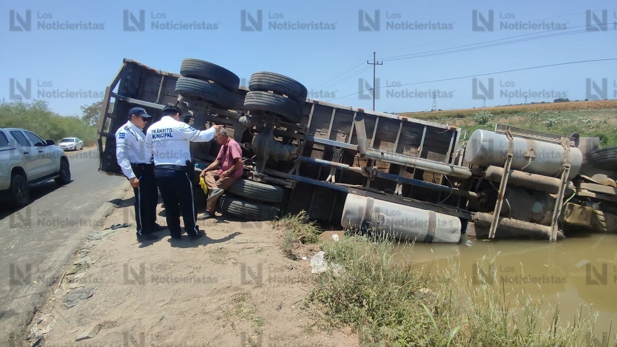 Chofer de tractocamión cae dentro de un canal del entronque Compuertas -Mexico 15, en Ahome