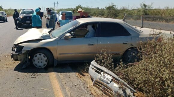 Hombre resulta lesionado al impactarse contra el muro de contención de la México 15 en Guasave