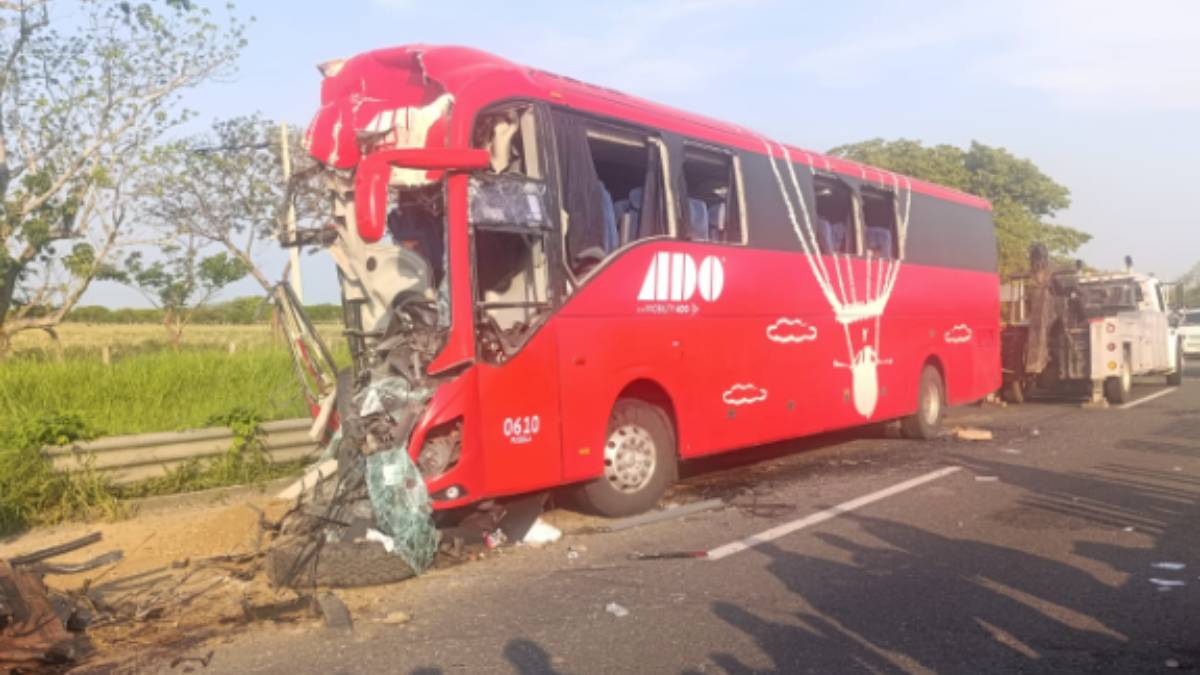 Choque fatal en Veracruz: tráiler embiste autobús y deja un muerto y 20 heridos