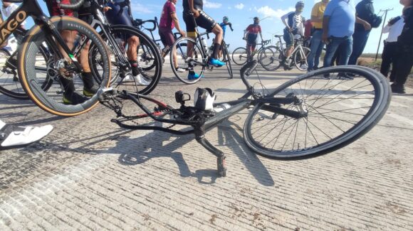 Un ciclista sin vida y dos mujeres lesionadas el saldo de un aparatoso accidente en la Mochis-Topolobampo